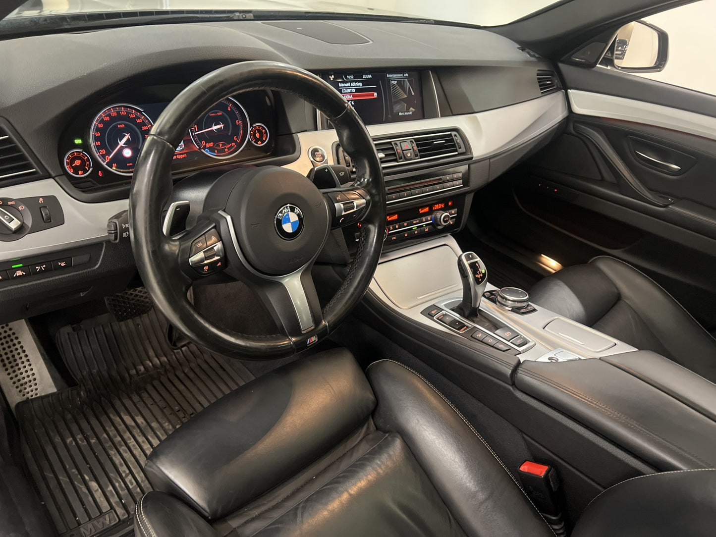 BMW 530d xDrive 258hk M-Sport Pano Dvärm 360° HuD Skinn Drag