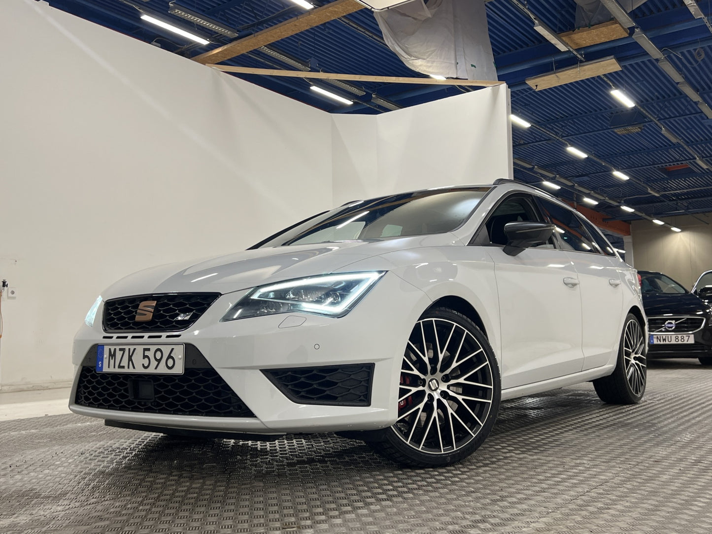 SEAT Leon ST 2.0 TSI 290hk B-kamera Pano Adaptiv Navi PDC