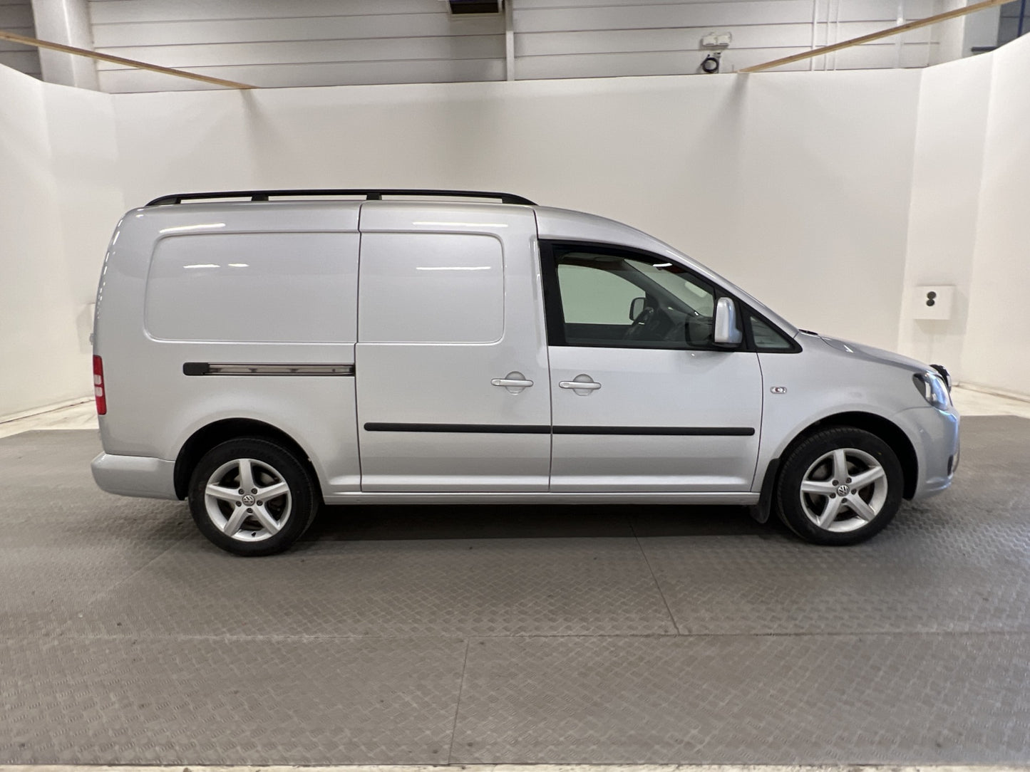 Volkswagen Caddy Maxi 1.6TDI Automat Dragkrok Värmare Moms