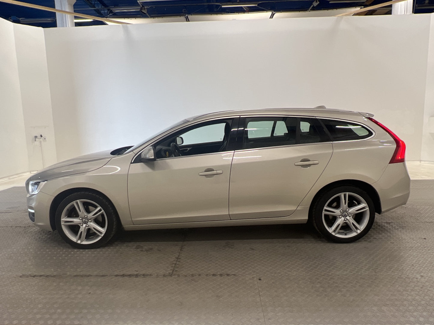 Volvo V60 D4 AWD 190hk Summum VOC Värmare Navi P-sensor