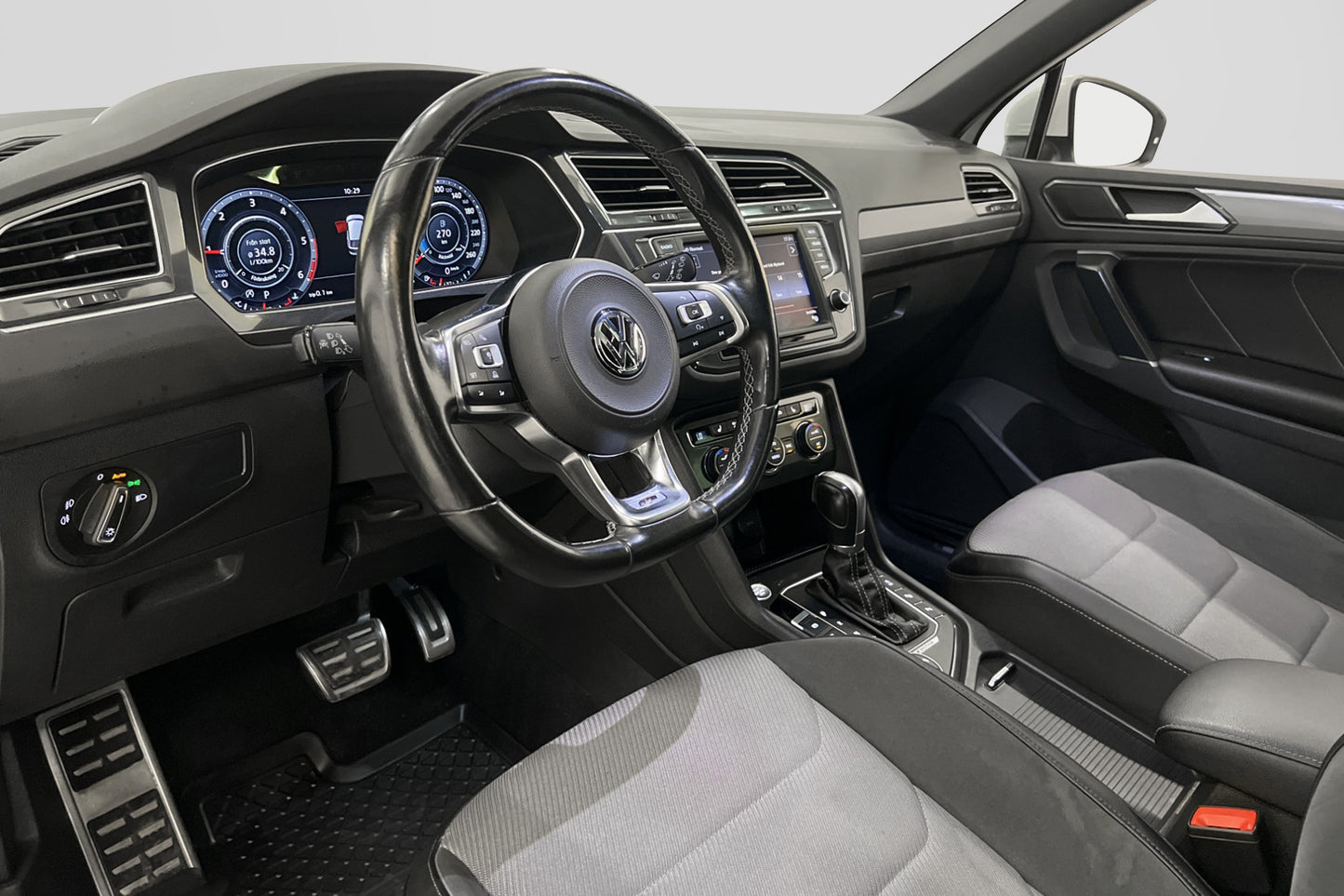 Volkswagen Tiguan 2.0 TDI 190hk 4M R-Line DVärm Cockpit Pano