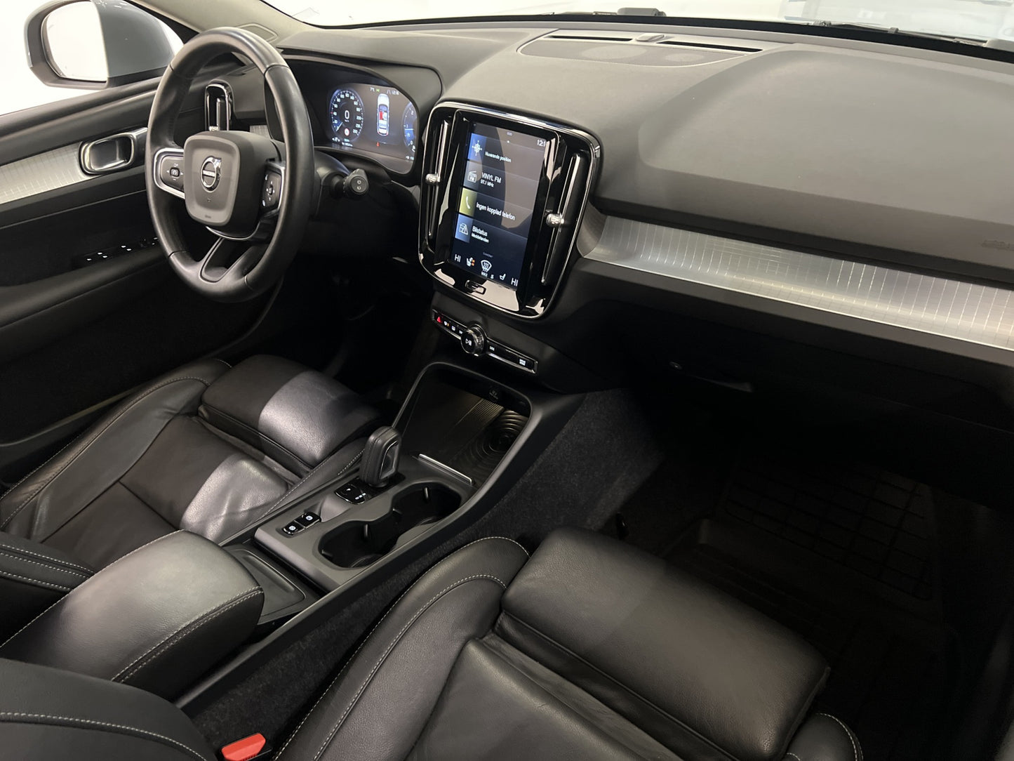 Volvo XC40 D4 AWD VOC D-värme Pano 360° Navi HiFi Skinn Drag