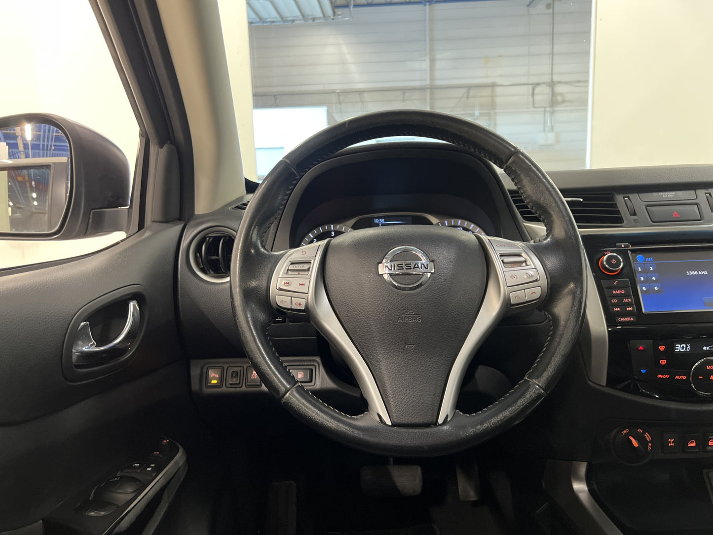 Nissan Navara Tekna 2.3dCi 4WD Dragkrok Skinn MOMS 1-ÄGARE