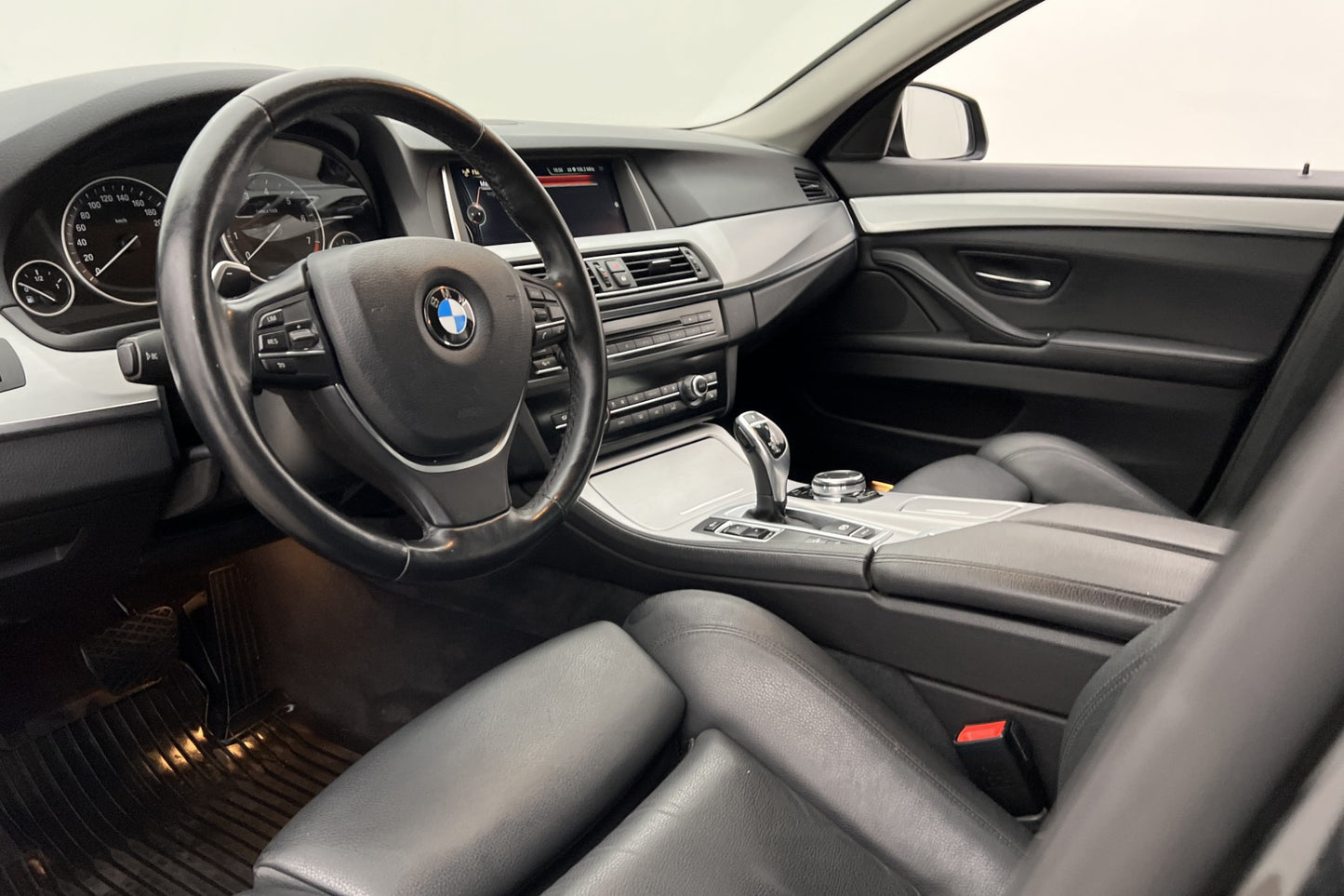 BMW 528 i xDrive Touring HiFi Navi Värmare Skinn Sensorer