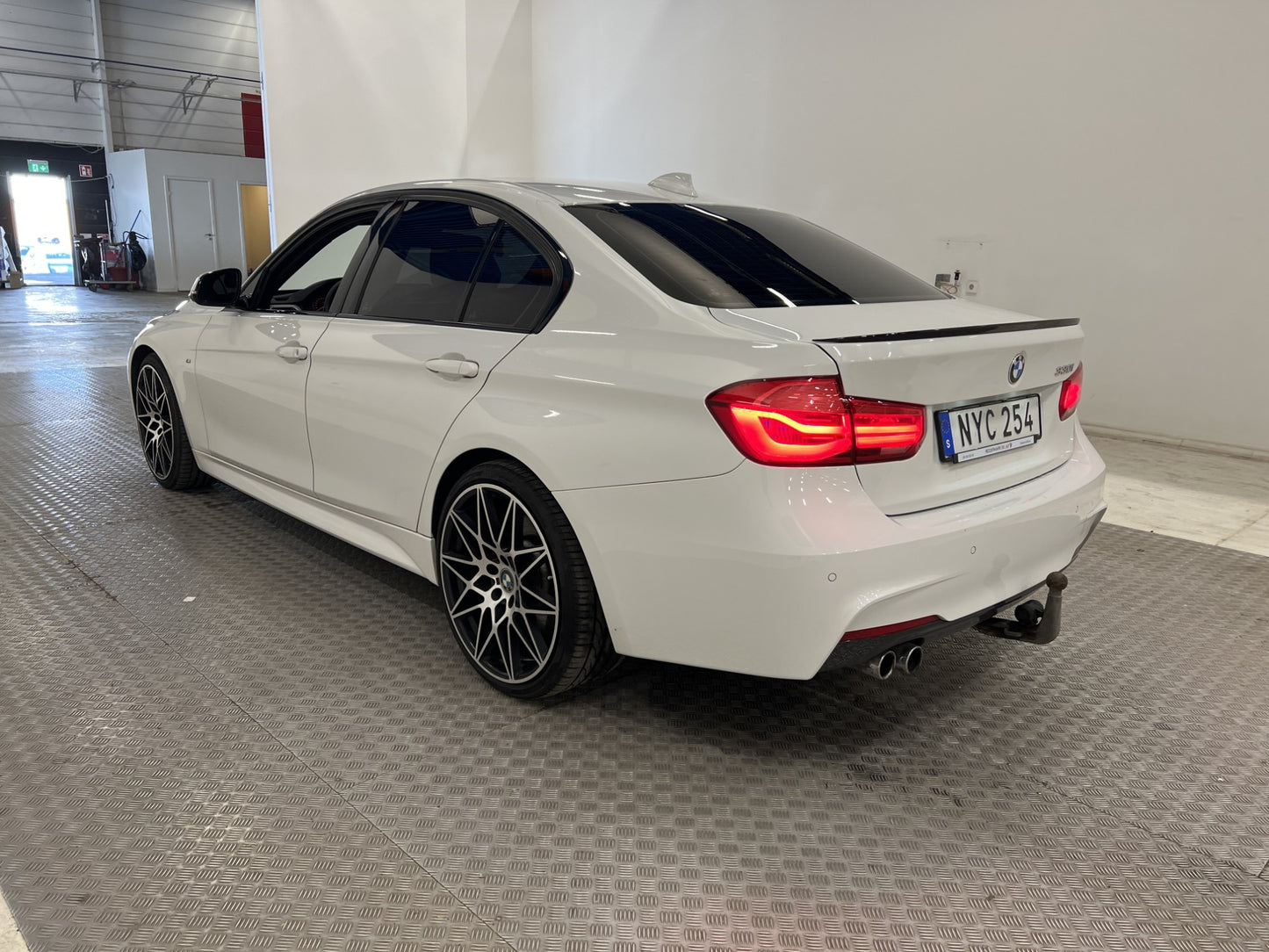 BMW 330i 252 hk M-Sport Drag Nyservad P-sensorer LED