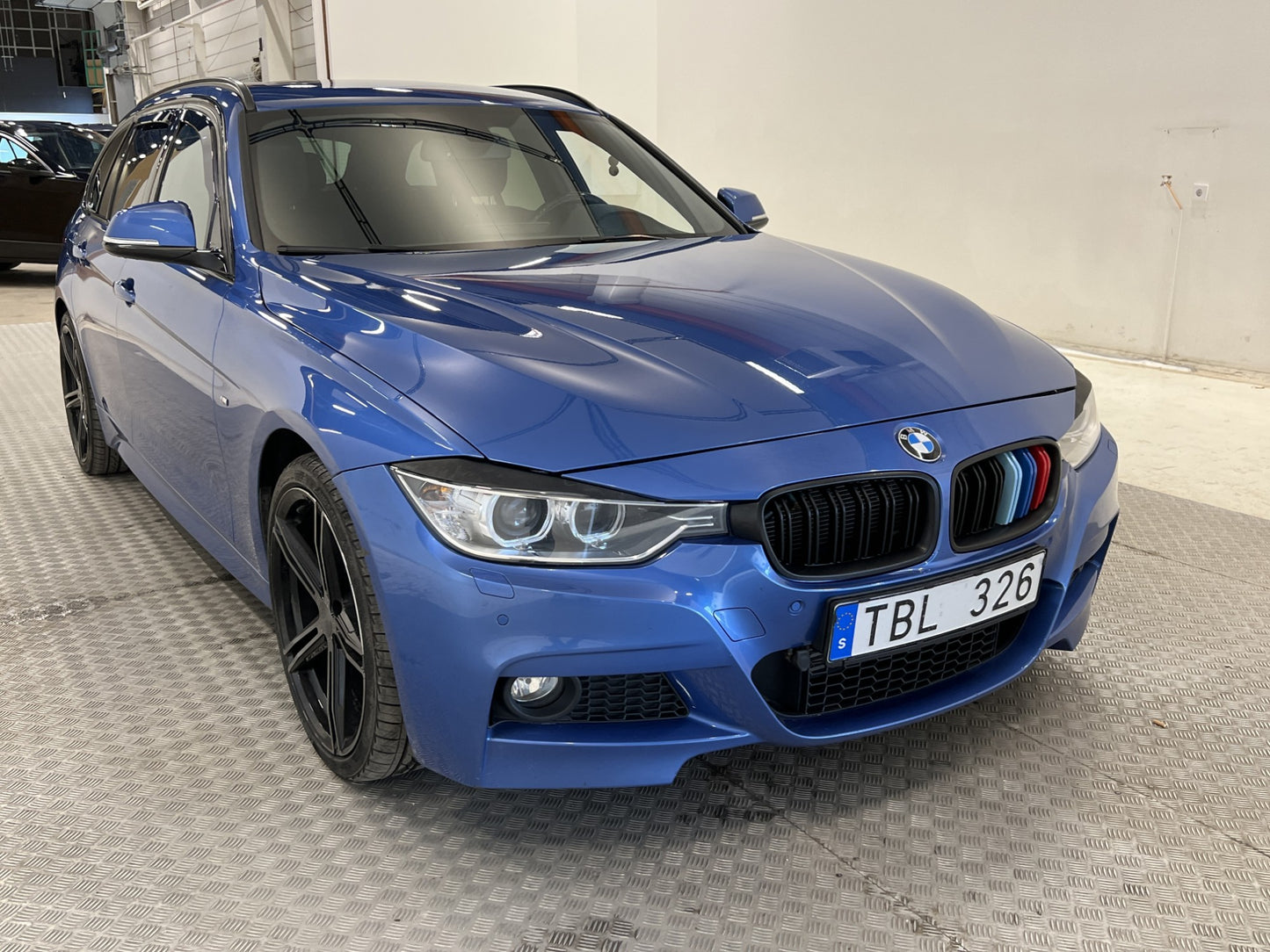 BMW 330d xDrive 258hk M-Sport Skinn Värmare Kamera Drag Navi