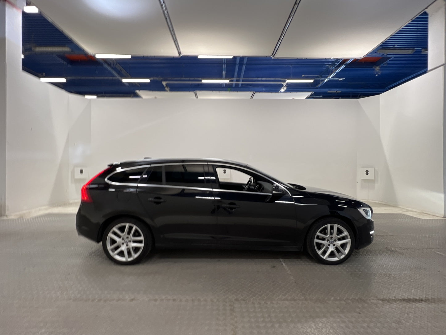 Volvo V60 T5 245hk Summum VOC Navi B-Kam B-Värm Drag Skinn