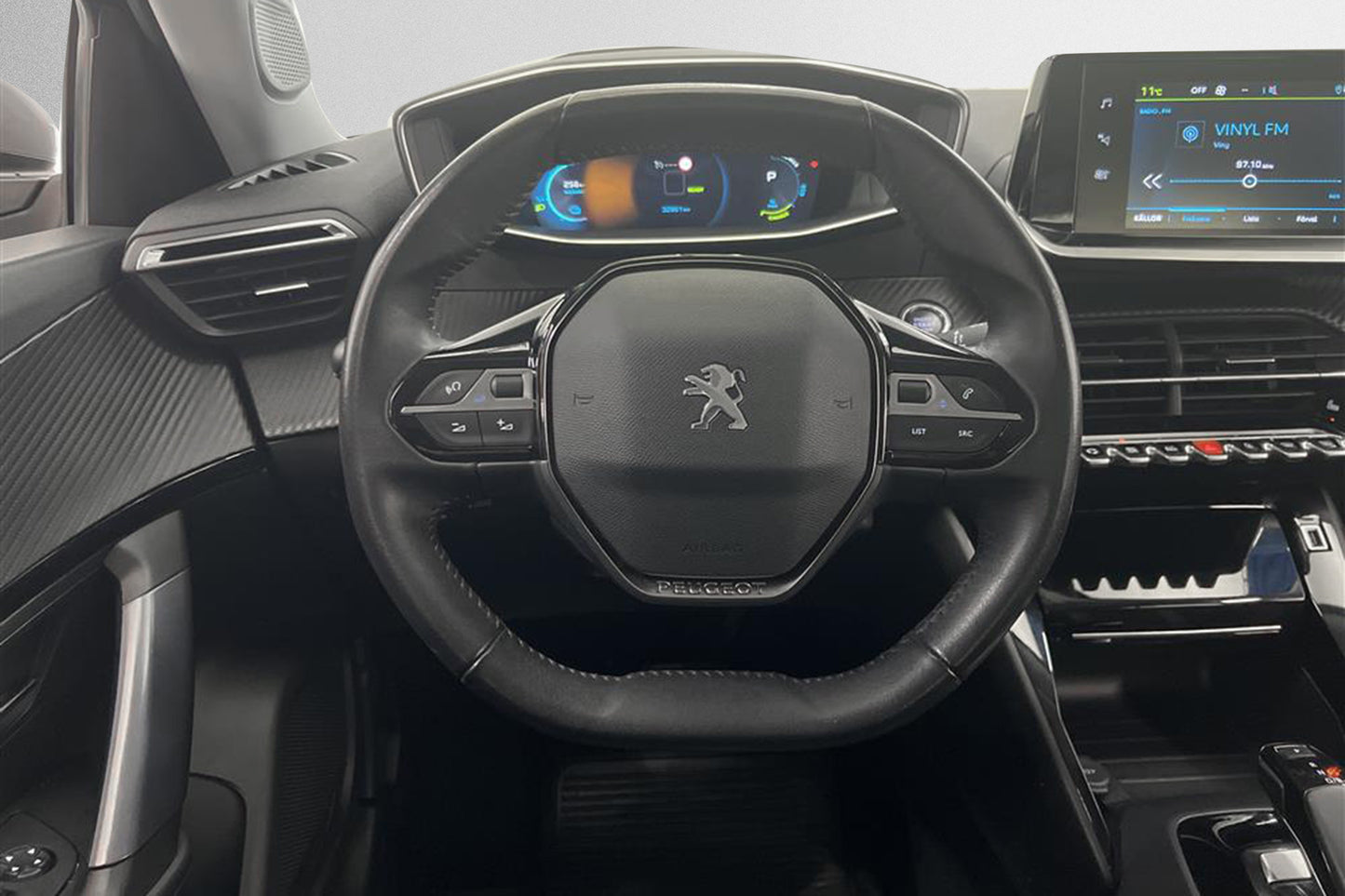 Peugeot e-2008 Allure Cockpit 360° Keyless Kamera MOMS