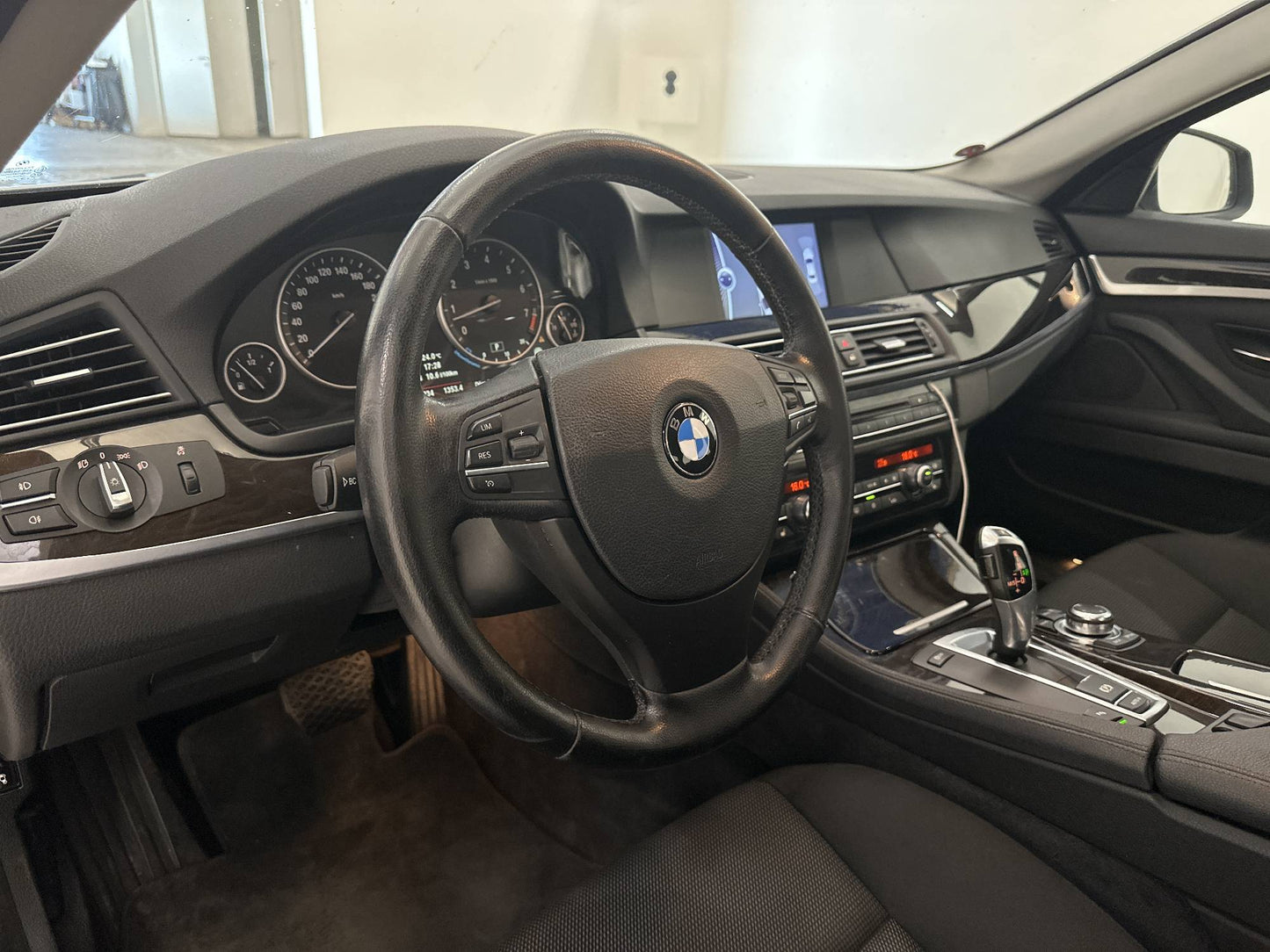 BMW 523 i  Sedan 204hk Värmare HiFi Drag Sensorer Välservad