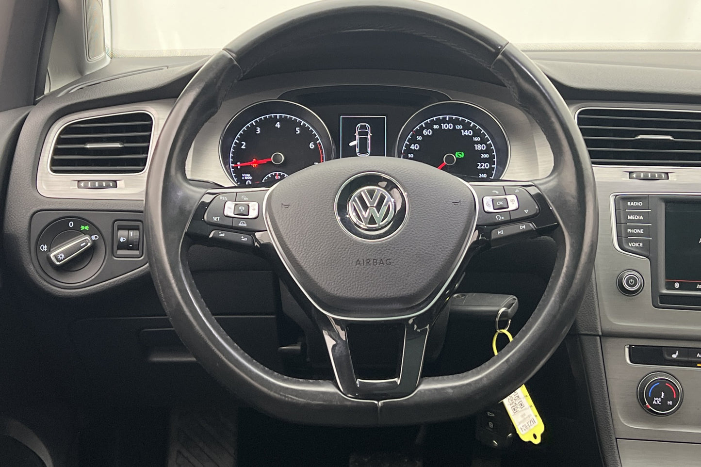 Volkswagen Golf 1.2 TSI 110hk Pano Kamera CarPlay Låg-skatt