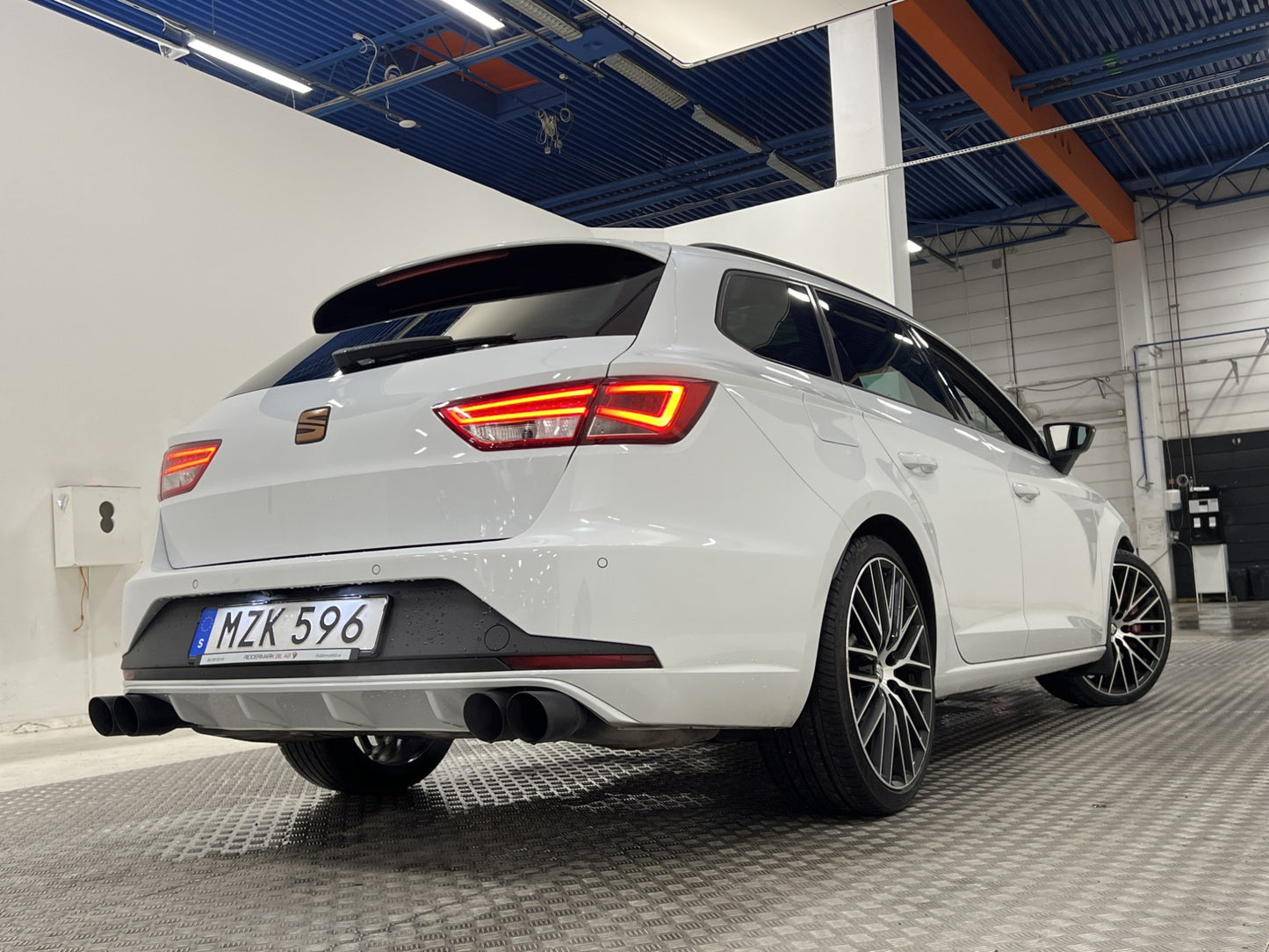 SEAT Leon ST 2.0 TSI 290hk B-kamera Pano Adaptiv Navi PDC