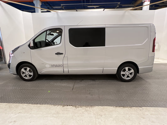 Opel Vivaro CrewVan L2 145hk Värmare Drag B-Kamera 6-Sits