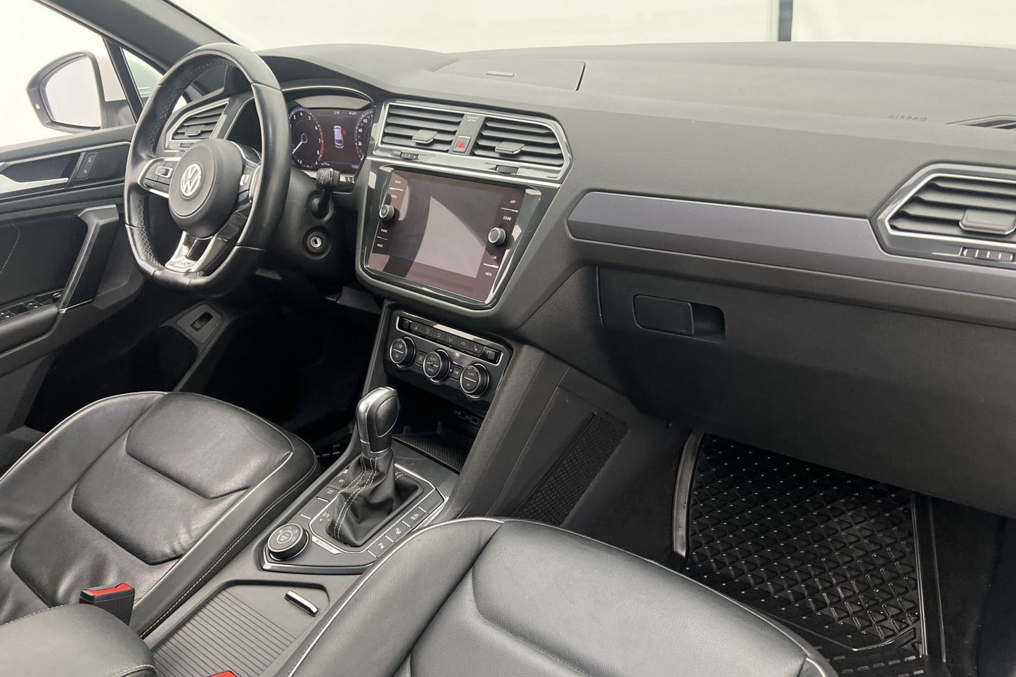 Volkswagen Tiguan 2.0 TSI 220hk 4M R-Line Cockpit Värmare