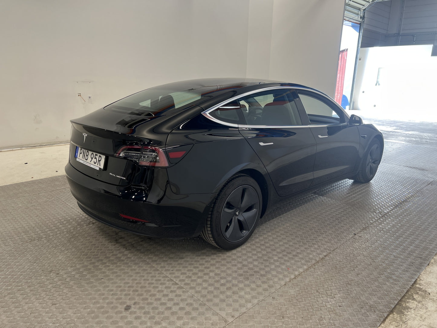 Tesla Model 3 Long Range AWD 440hk Svensksåld Autopilot