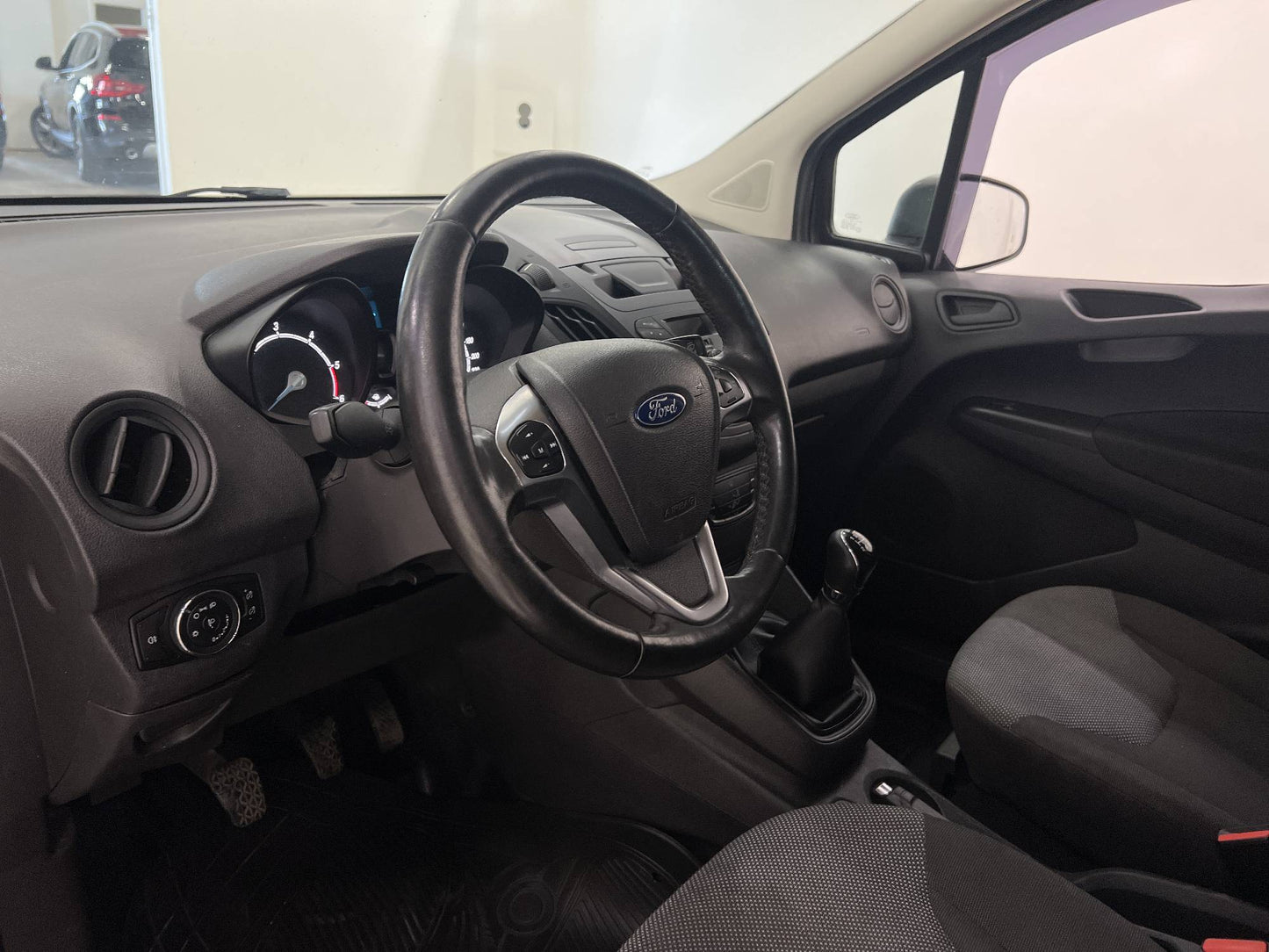 Ford Transit Courier 1.5 TDCi 75hk Värmare PDC Verkstad-inre