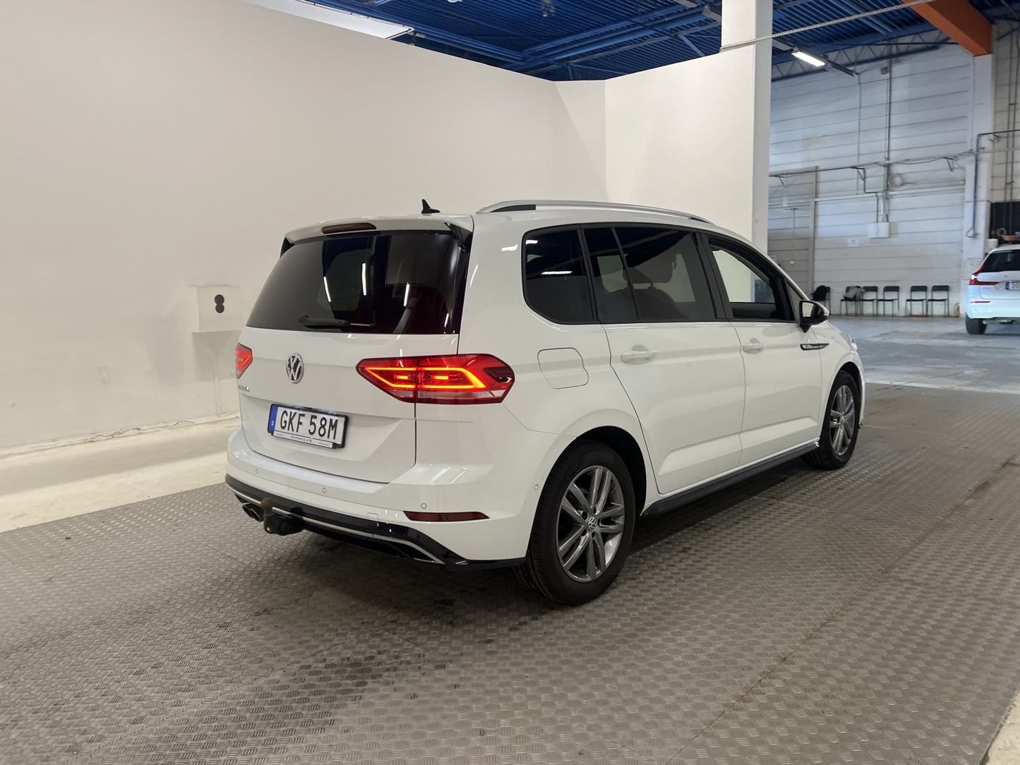 Volkswagen Touran 2.0 TDI 150hk R-line Pano D-värm B-kamera