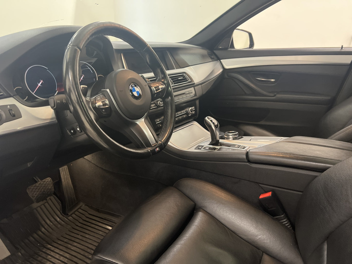 BMW M550 d xDrive Touring 381hk M Sport Värm Pano H/K Drag