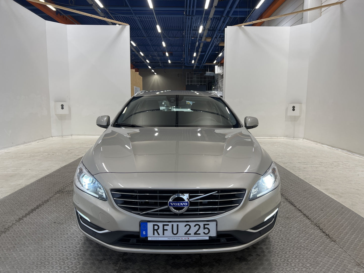 Volvo V60 D4 AWD 190hk Summum VOC Värmare Navi P-sensor