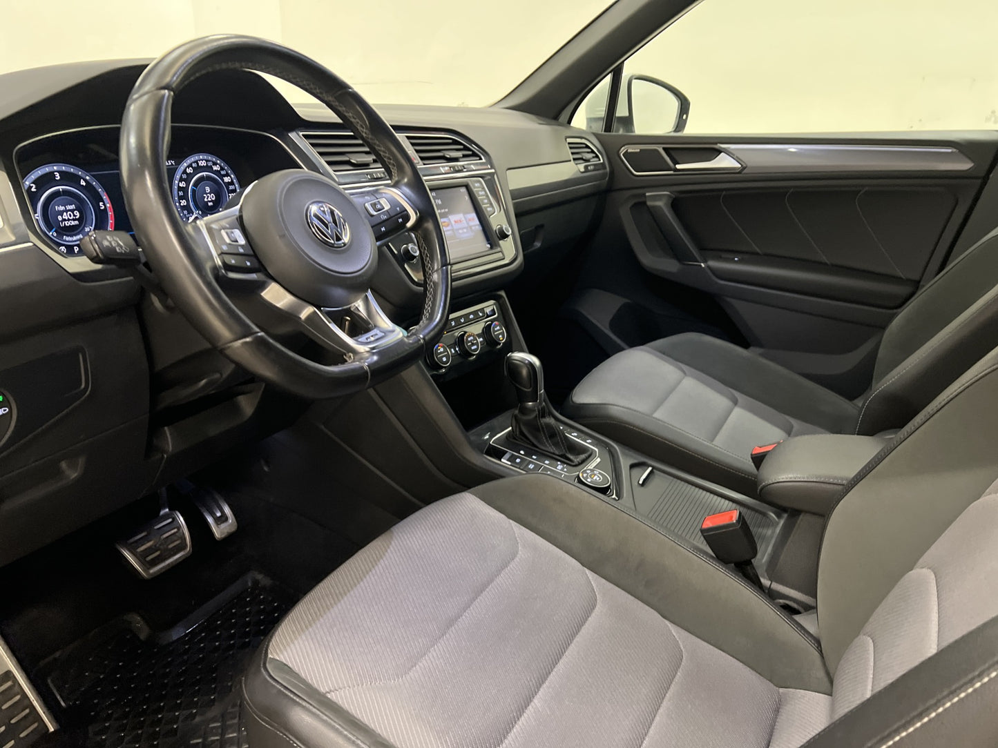 Volkswagen Tiguan 2.0 TDI 4M 190hk R-Line Cockpit D-värme