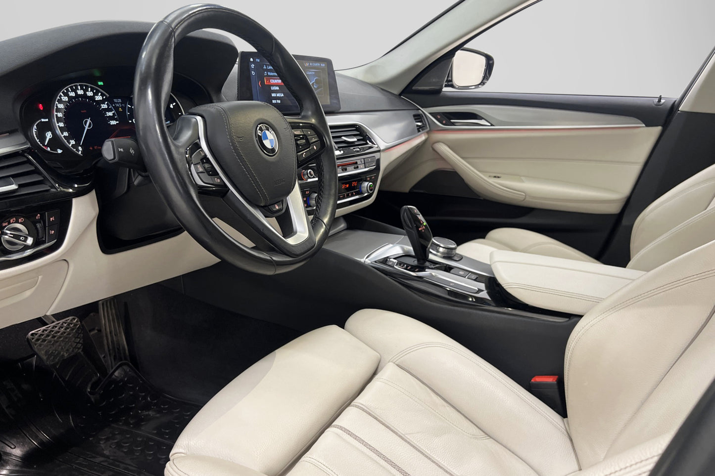 BMW 520 xDrive Sport Line D-värm H/K B-kamera Navi Skinn