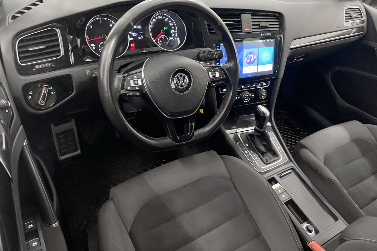 Volkswagen Golf 2.0 TDI 150hk D-värmare Dragkrok 19" LED