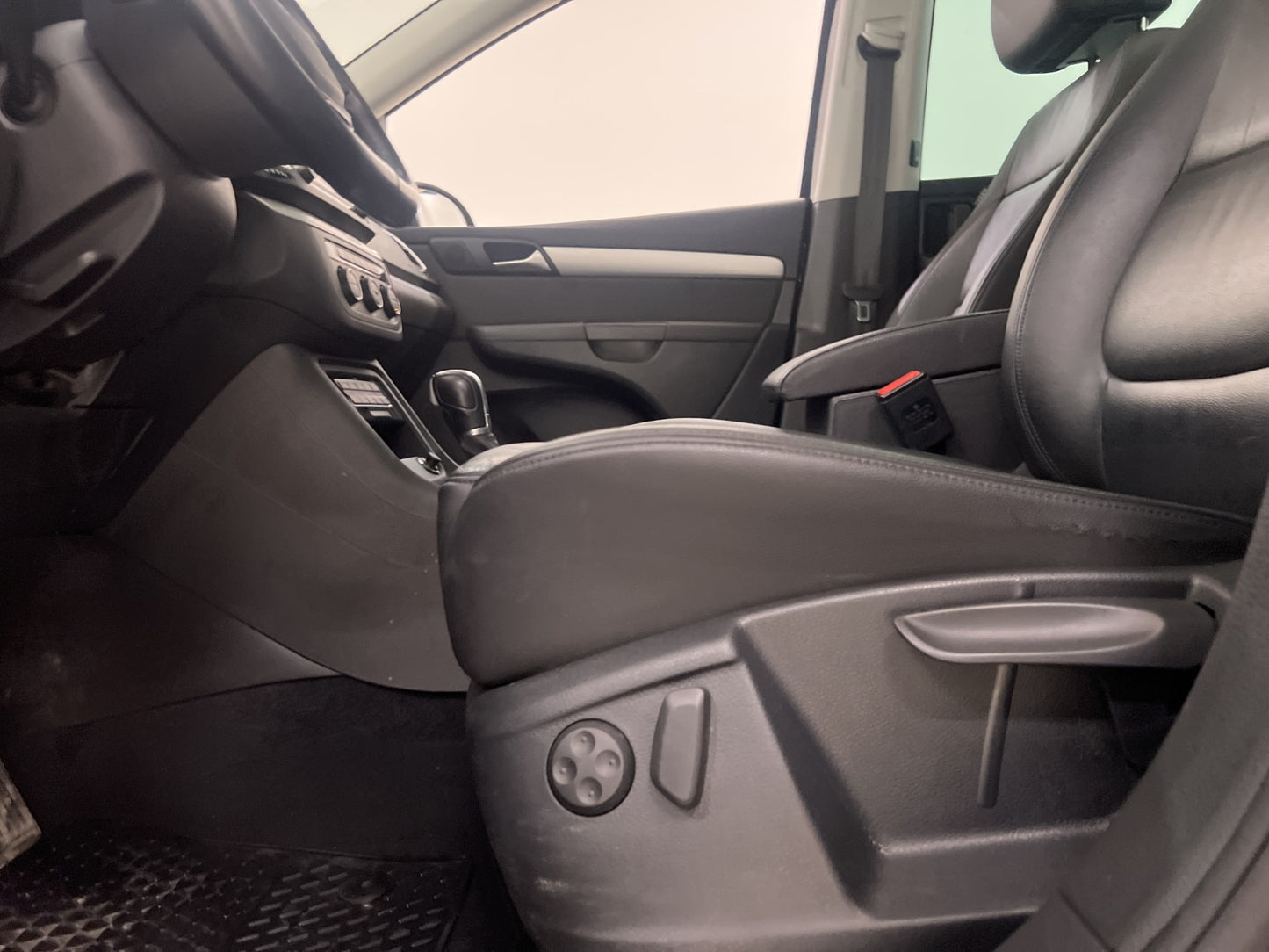 Volkswagen Sharan 150hk Premium 7-Sits Värm Pano Eldörrar