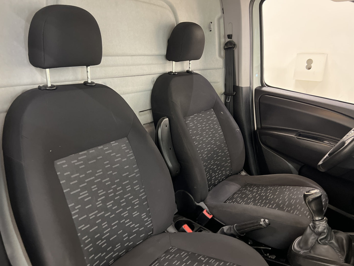 Opel Combo 1.3CDTI 90hk Dragkrok Takräcke Nyservad