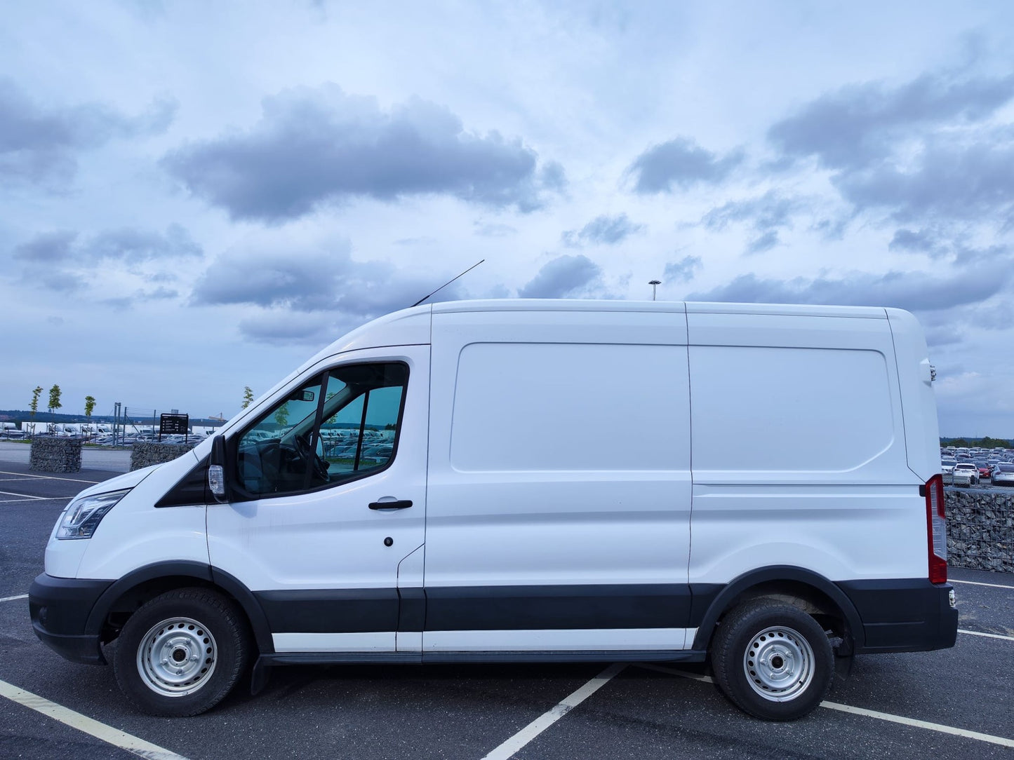 Ford Transit 290 L2H2 Värmare Dragkrok B-Kamera 3-Sits Moms