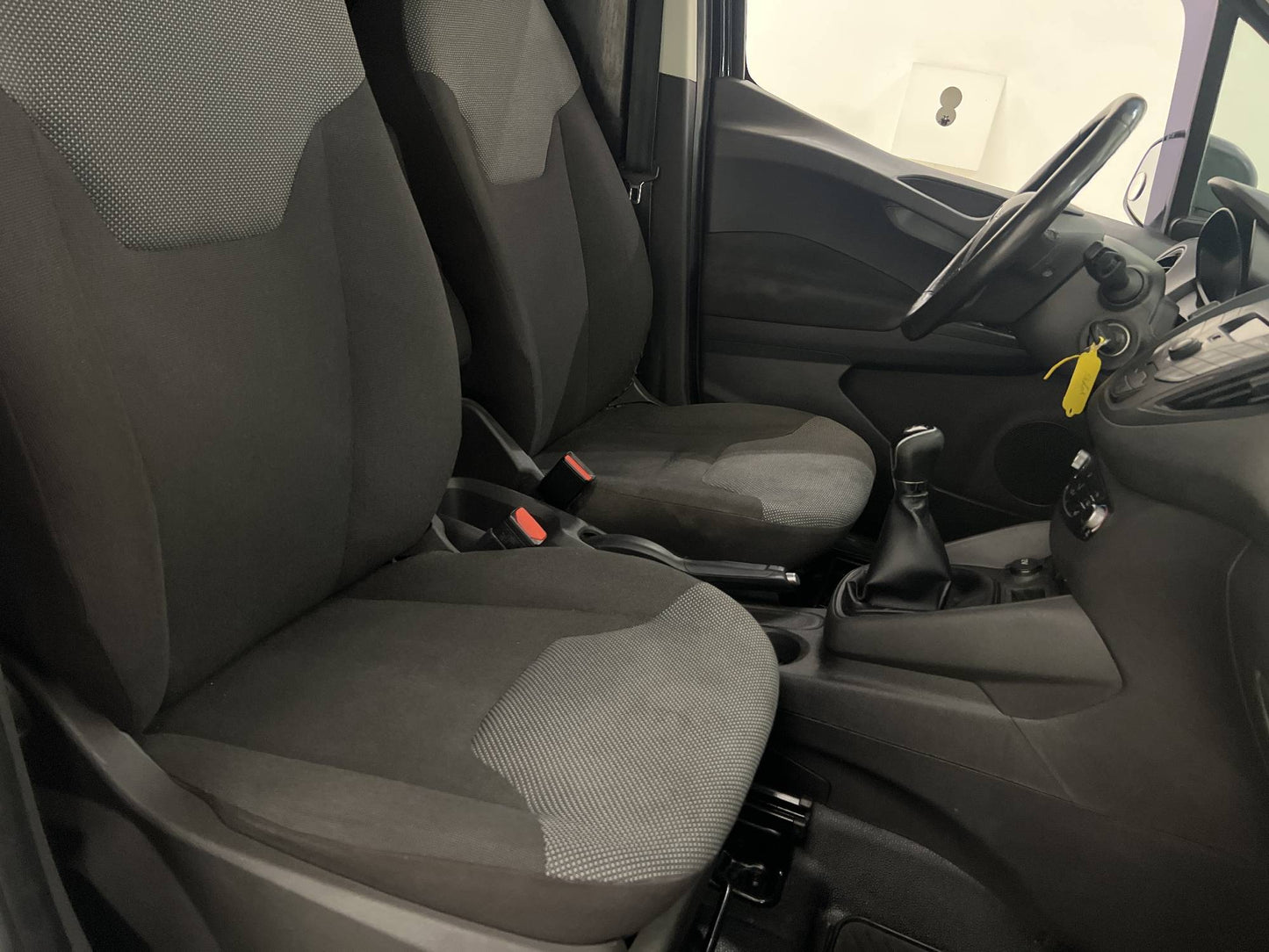 Ford Transit Courier 1.5 TDCi 75hk Värmare PDC Verkstad-inre