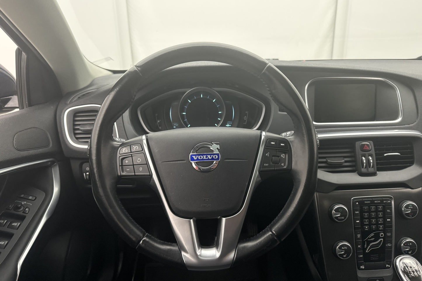 Volvo V40 D2 115hk Momentum Pano VOC Kamera Navi K-rem-Bytt