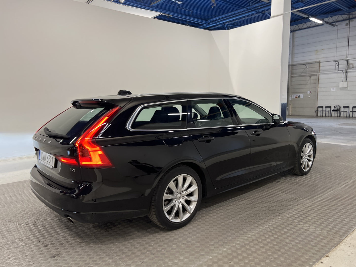 Volvo V90 T4 190hk Momentum VOC Värmare Navi P-sensorer