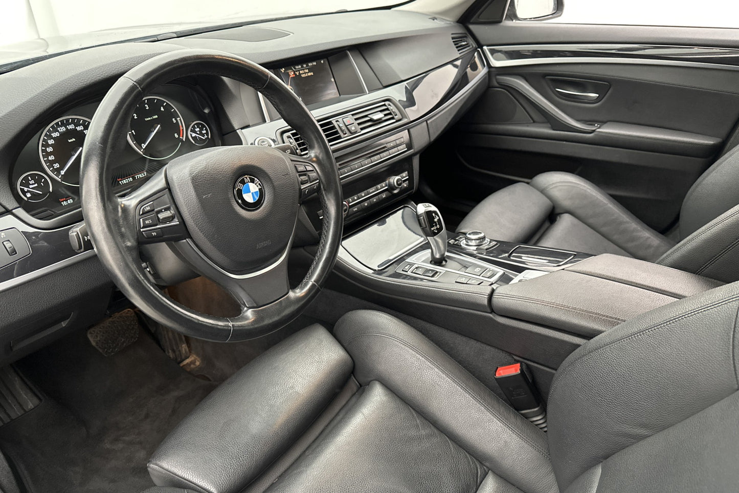 BMW 520 d xDrive Touring HiFi Värm Sensorer Skinn Elstolar