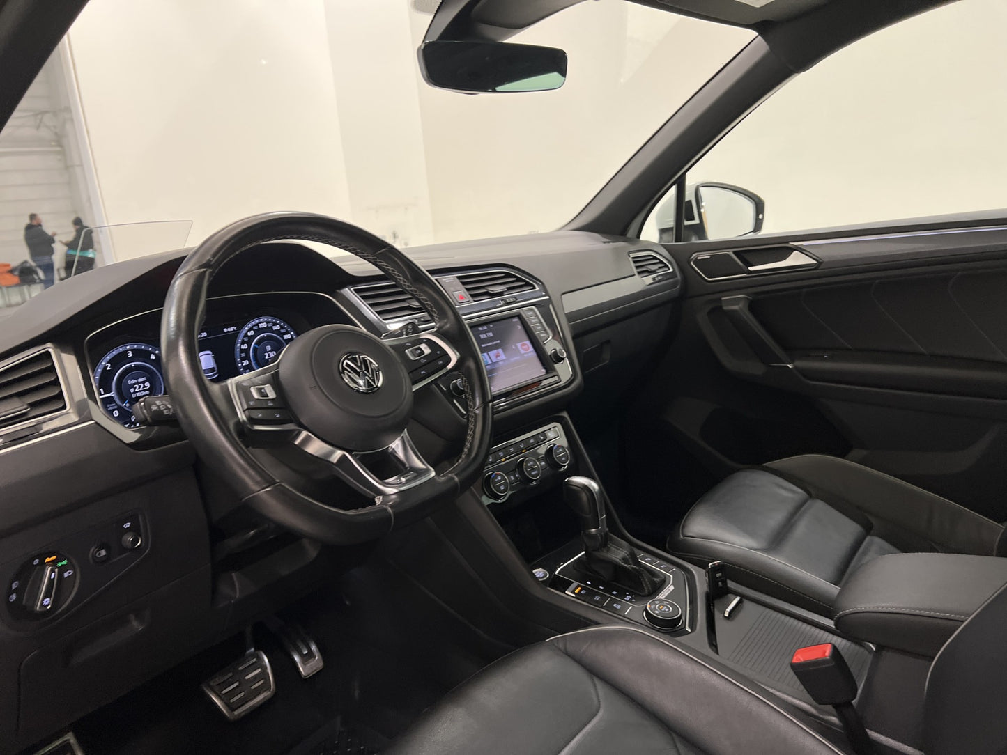 Volkswagen Tiguan 240hk 4M R-Line Cockpit D-Värm Pano HUD