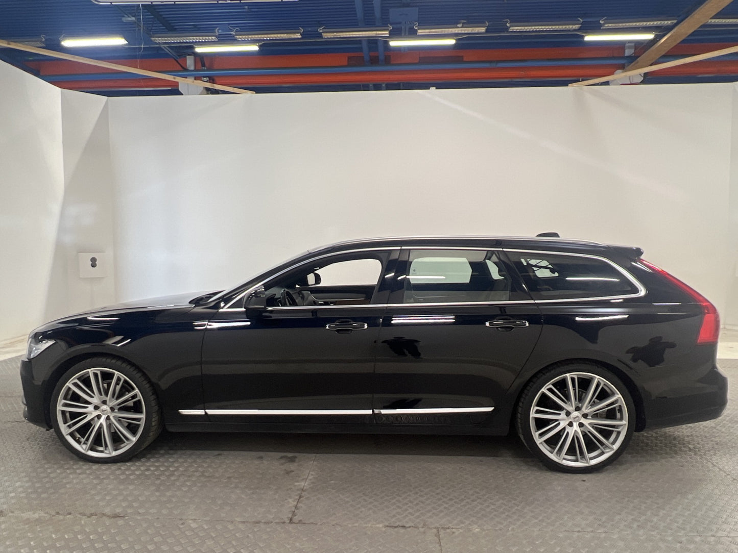 Volvo V90 D3 150hk Inscription 360 VOC Pano D-Värm B&W HUD