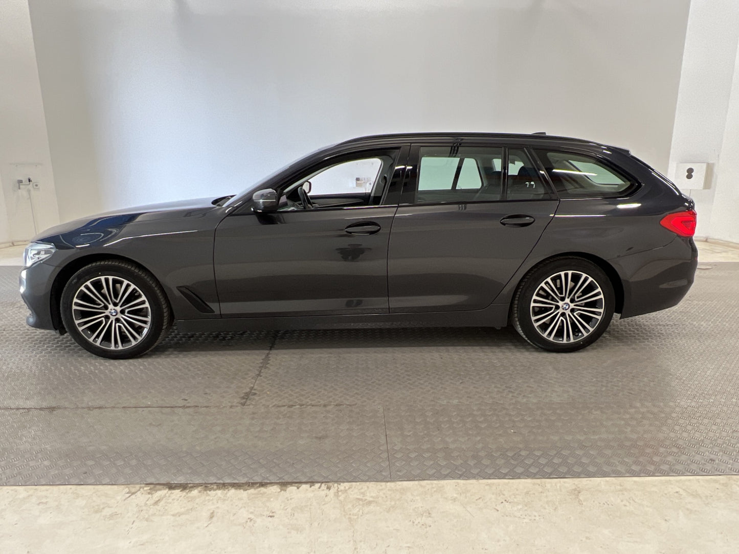 BMW 520d xDrive 190hk Sport Line Drag Navi B-Kam 0,47L/mil