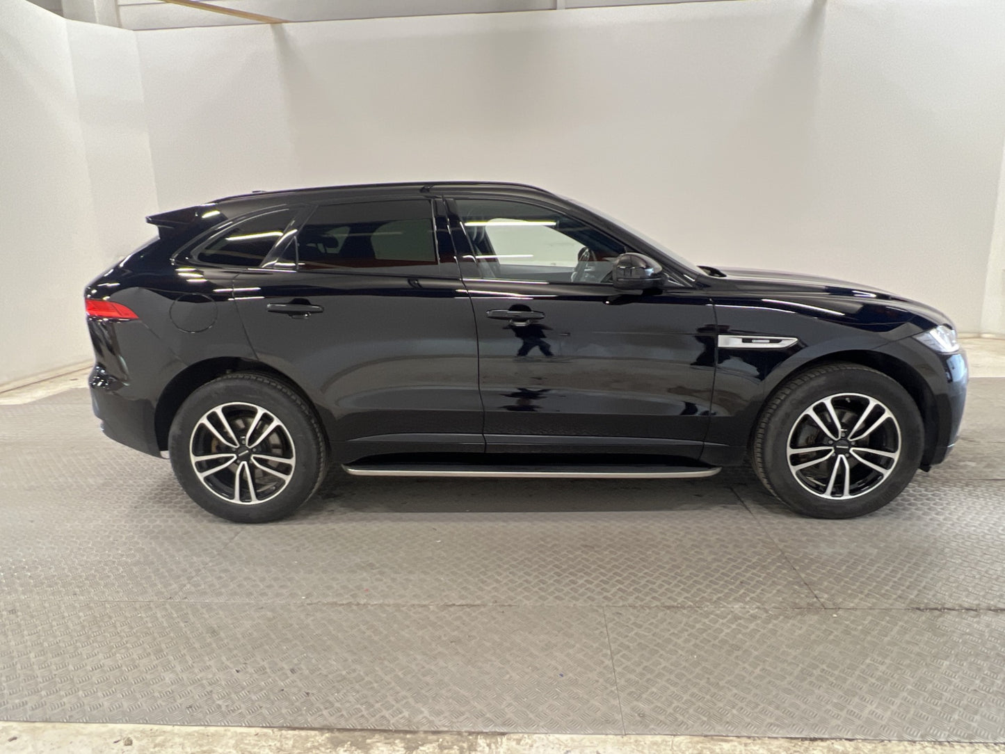 Jaguar F-Pace 180hk AWD Aut R-Sport Cockpit Pano Meridian