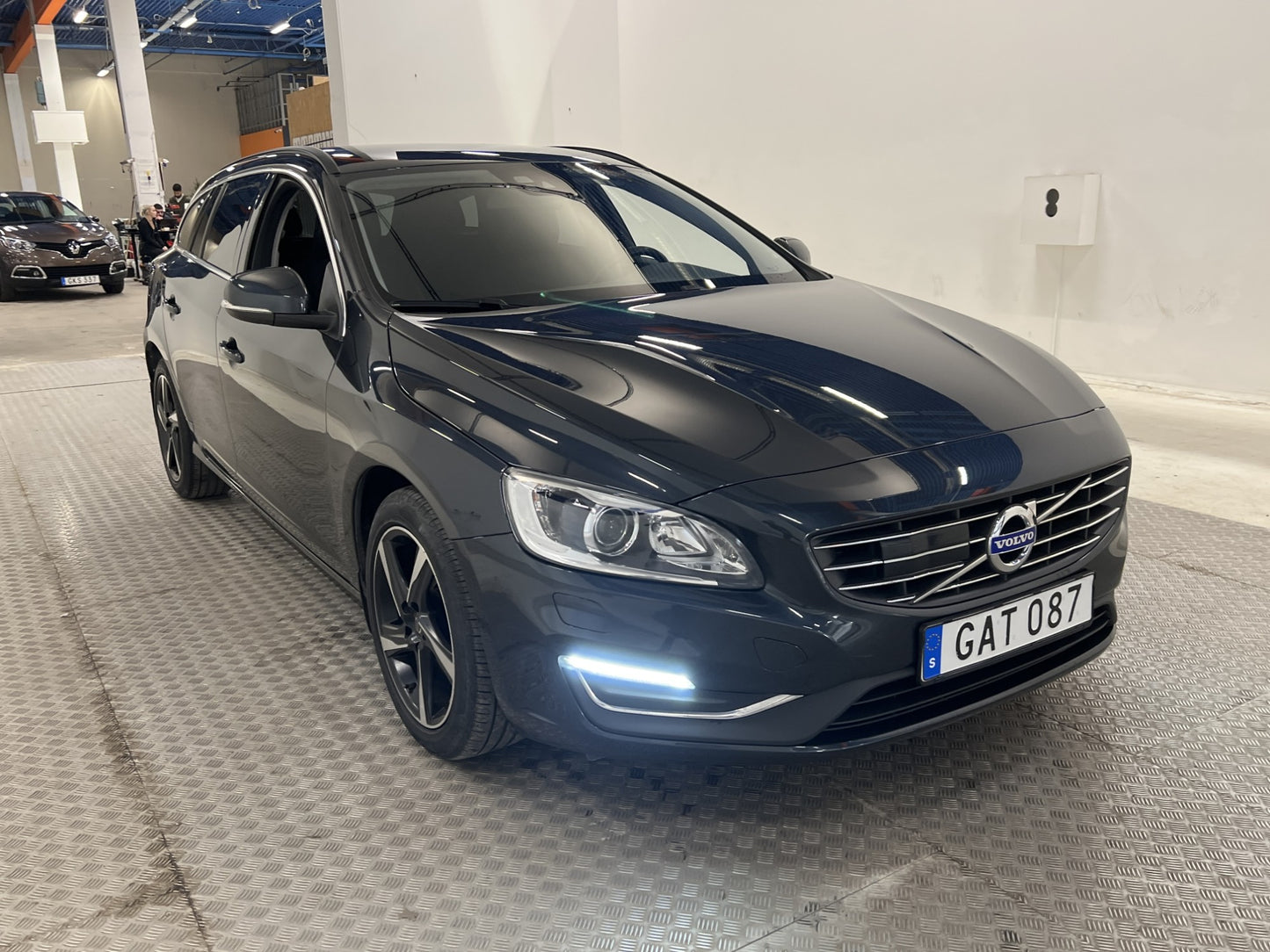 Volvo V60 D2 120hk Momentum VOC Värmare Navi BLIS Sensorer