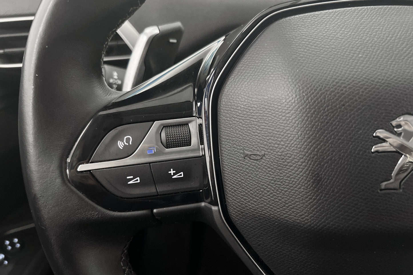 Peugeot 3008 GT Plug-in Hybrid Cockpit Navi Kamera MOMS