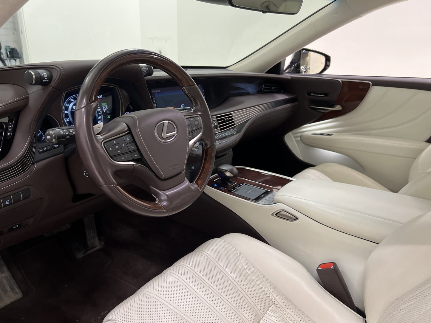 Lexus LS 500h AWD Executive Mark Levinson Navi MOMS 358hk