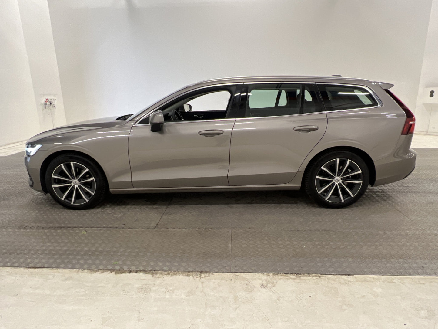 Volvo V60 D4 AWD 190hk Momentum VOC H/K Blis Kamera MOMS