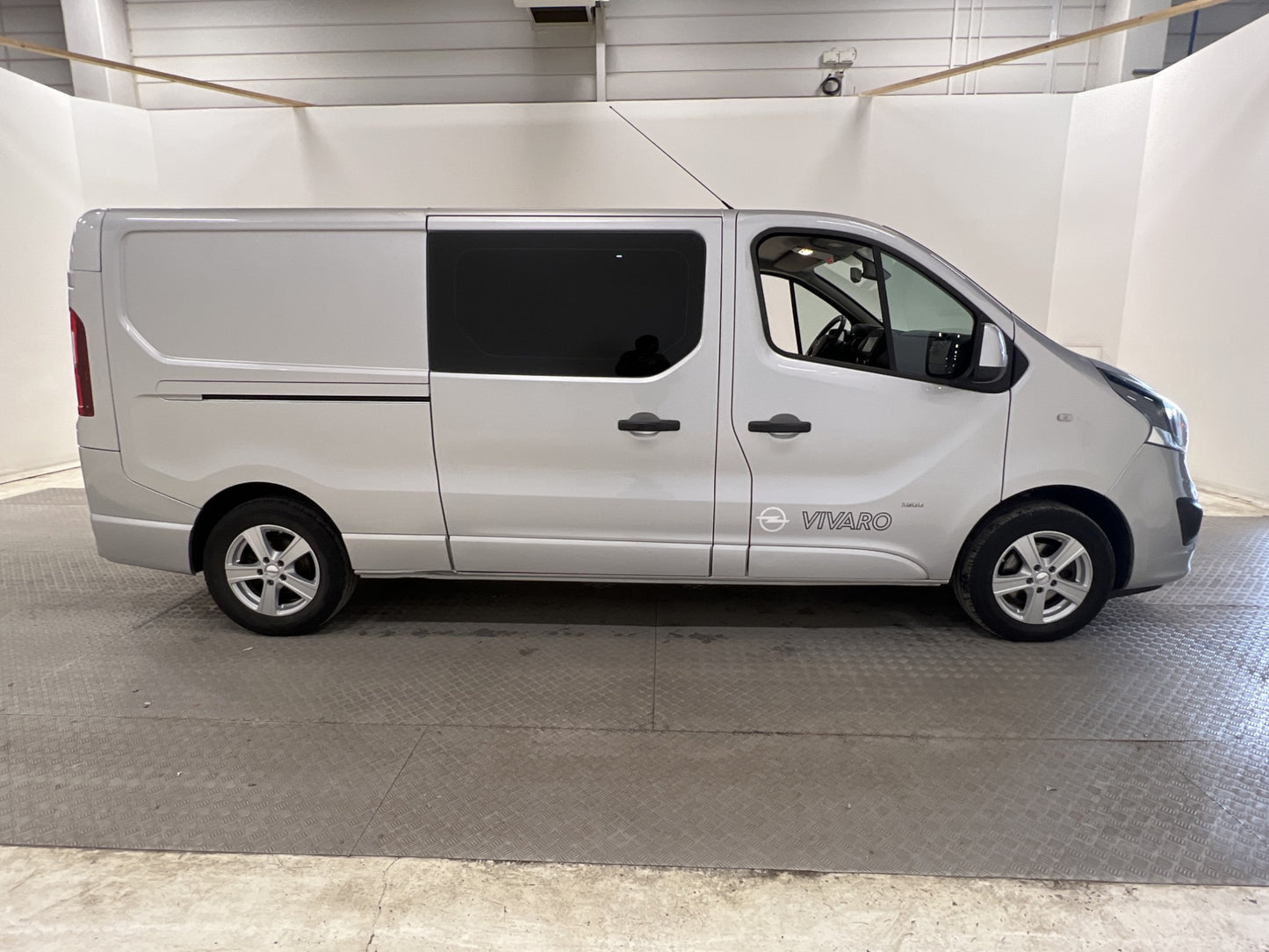 Opel Vivaro CrewVan L2 145hk Värmare Drag B-Kamera 6-Sits