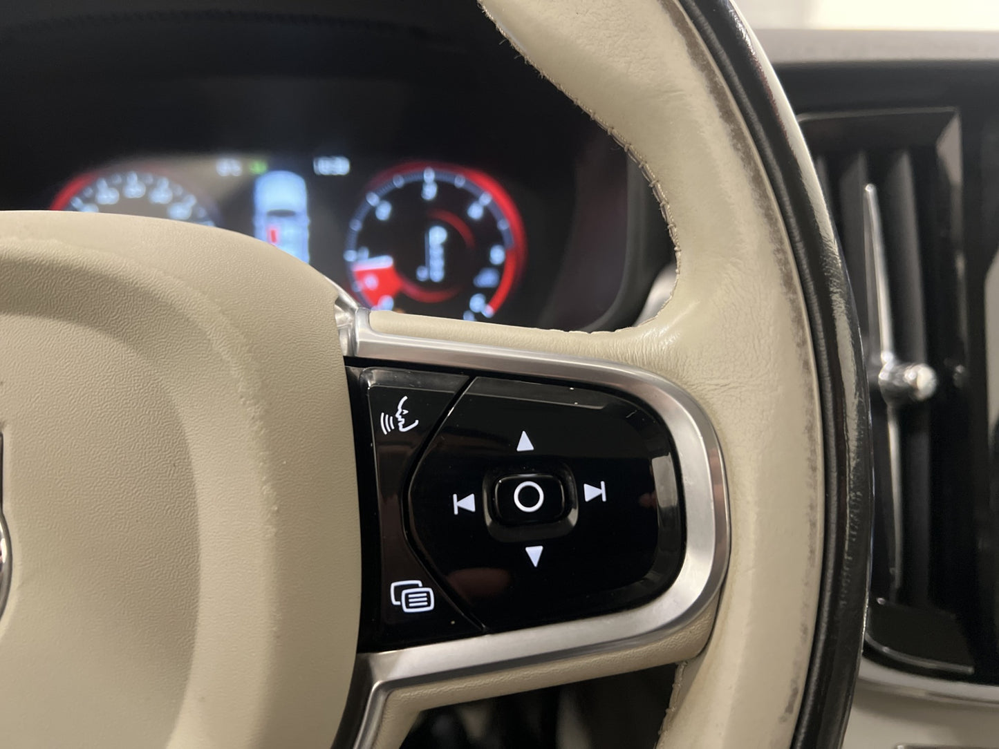 Volvo V90 D3 Advanced VOC Värm HUD Kamera BLIS Keyless Drag