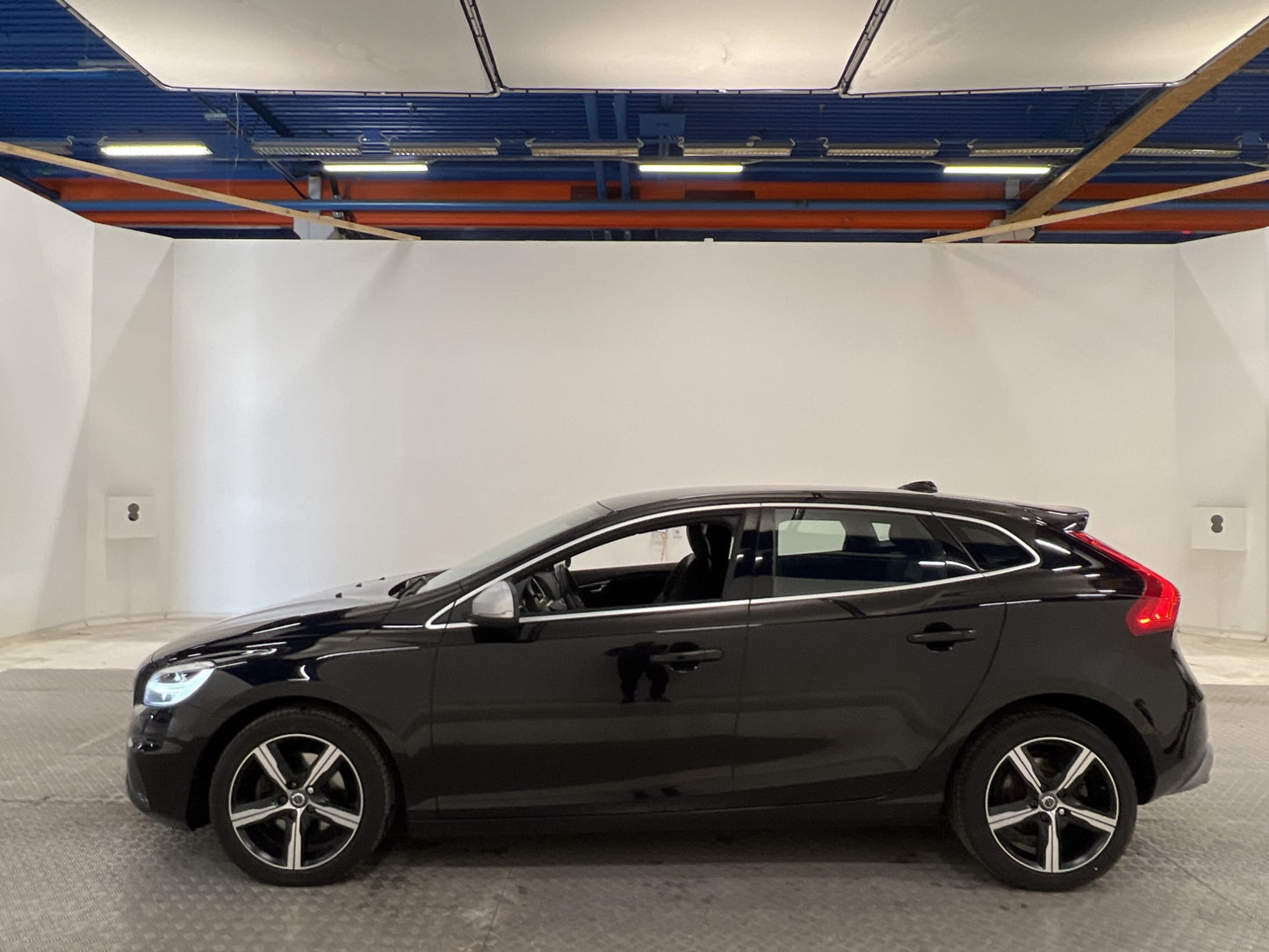 Volvo V40 D3 150hk R-Design VOC D-värmare Keyless Halvskinn