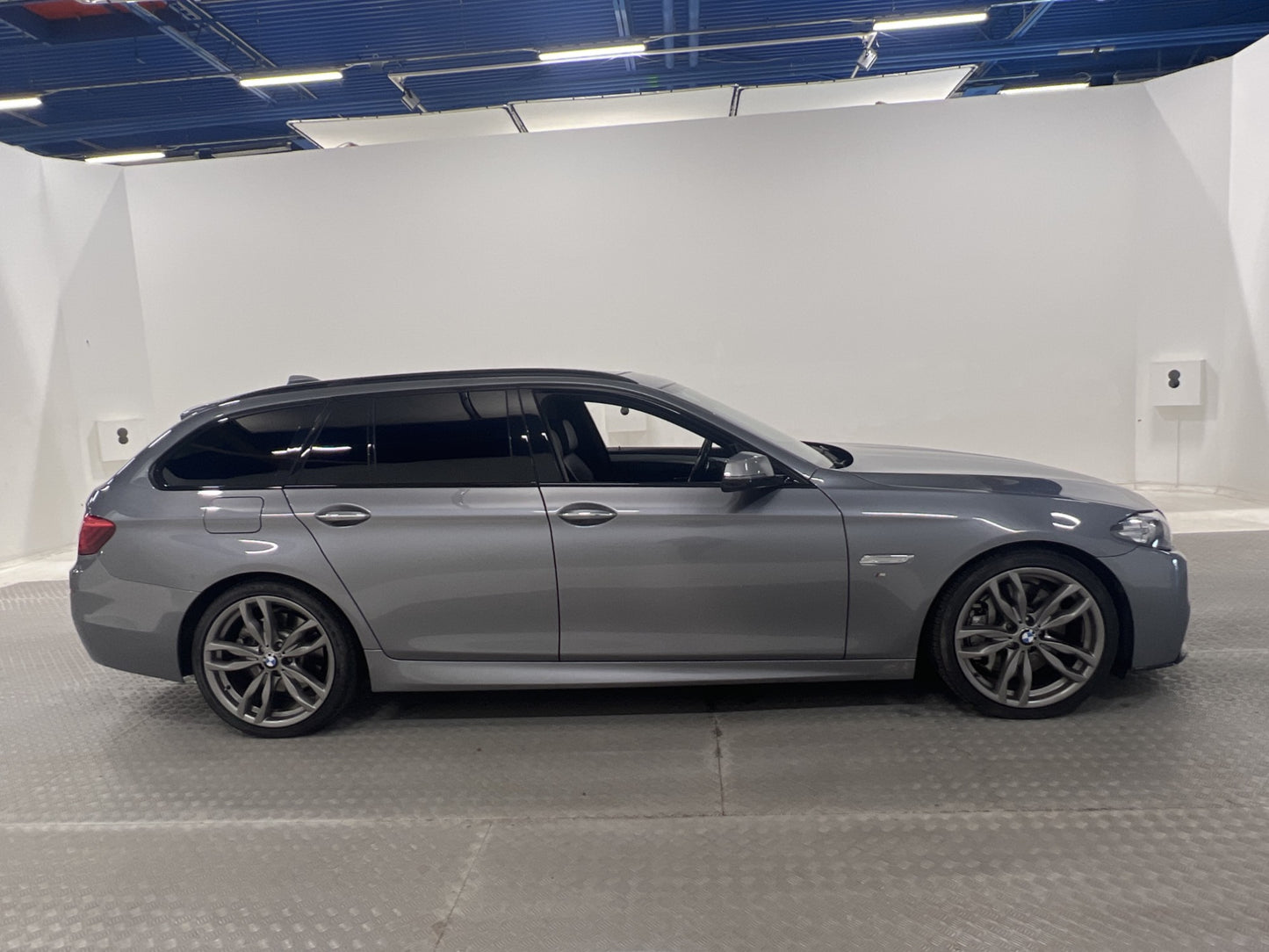 BMW M550 d xDrive Touring 381hk M Sport Värm Pano H/K Drag