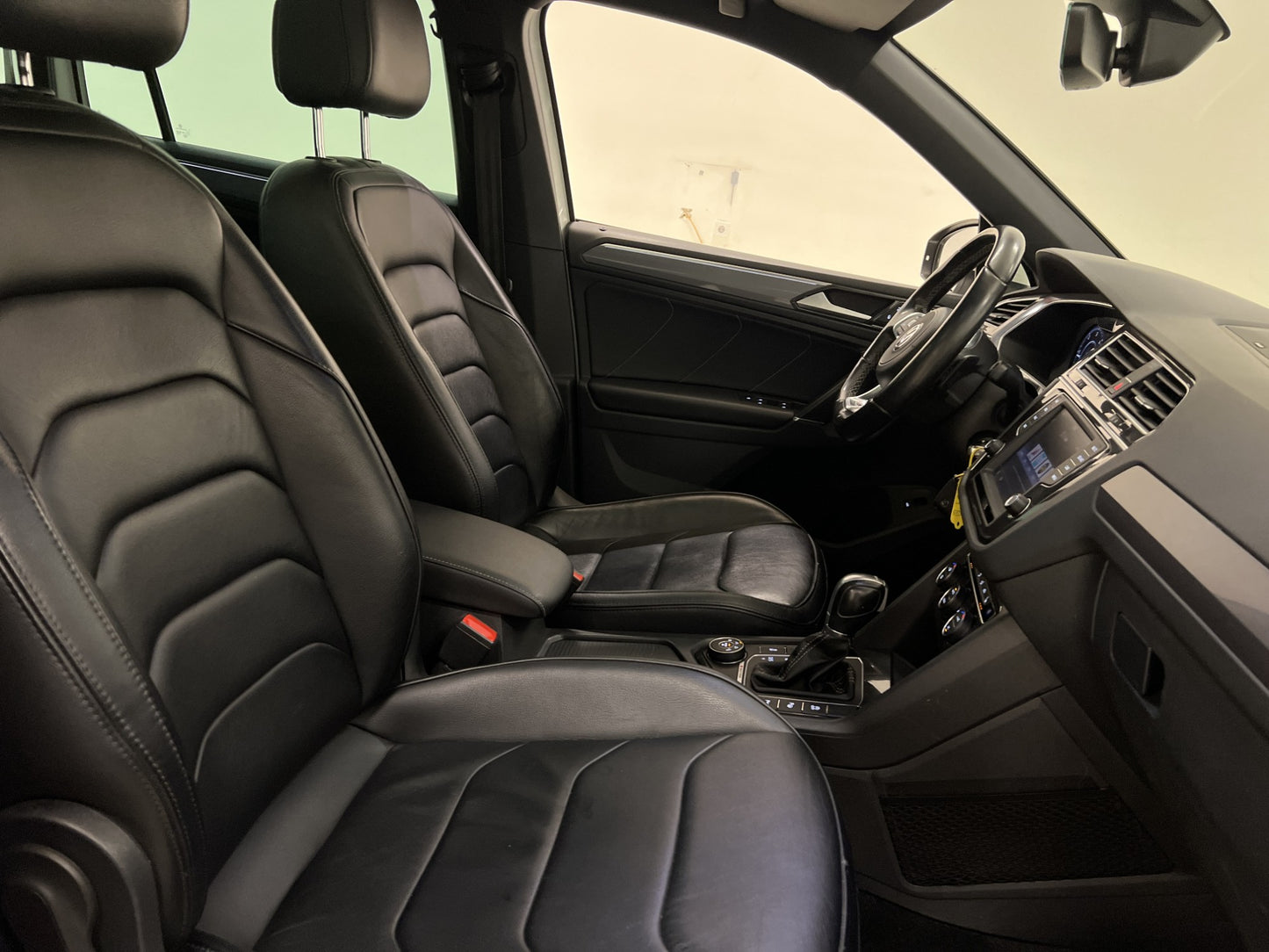 Volkswagen Tiguan 4M 190hk R-line Cockpit Pano Värm Dynaudio