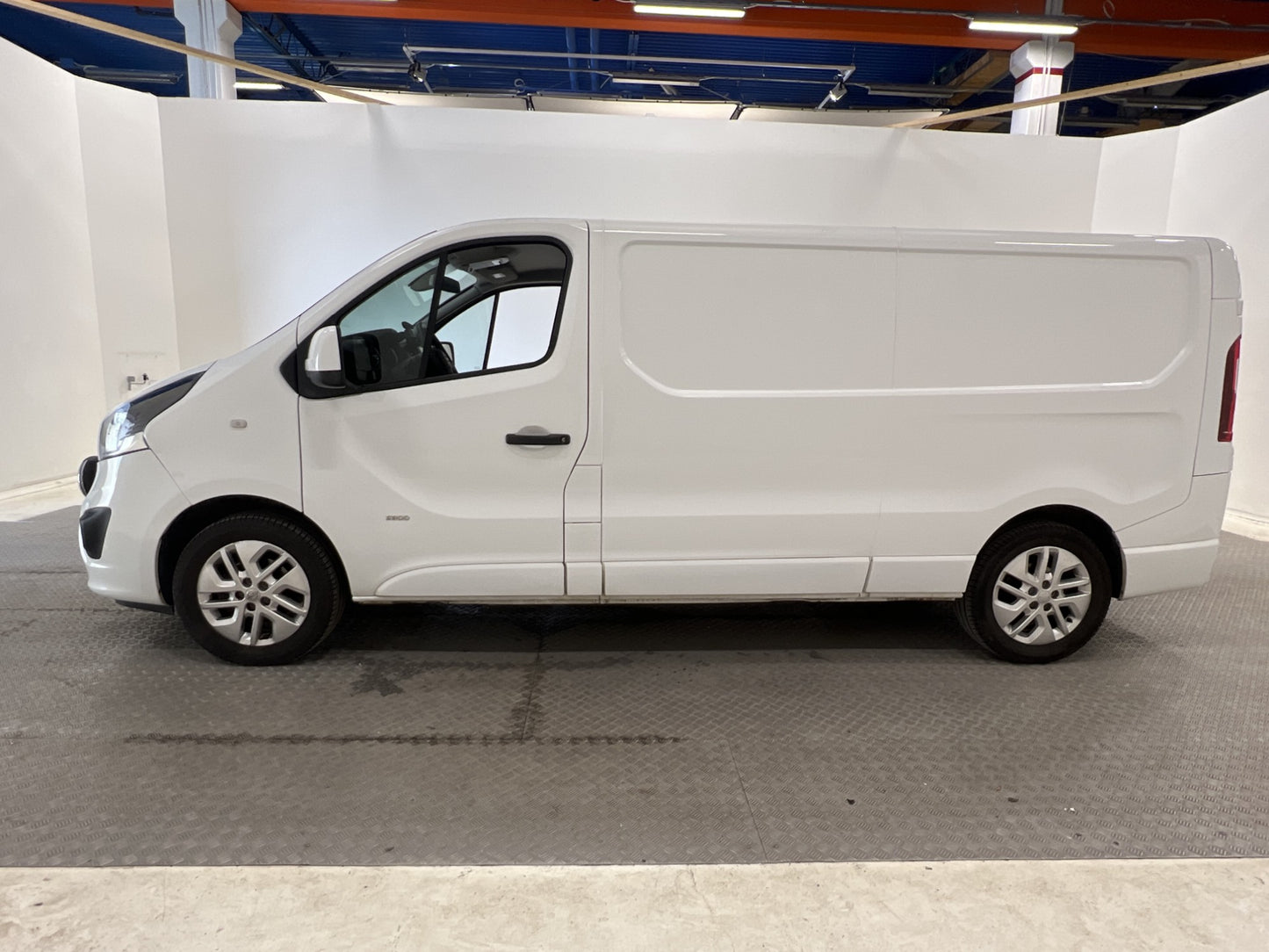 Opel Vivaro L2 1.6 145hk Värmare Dragkrok B-Kamera Moms