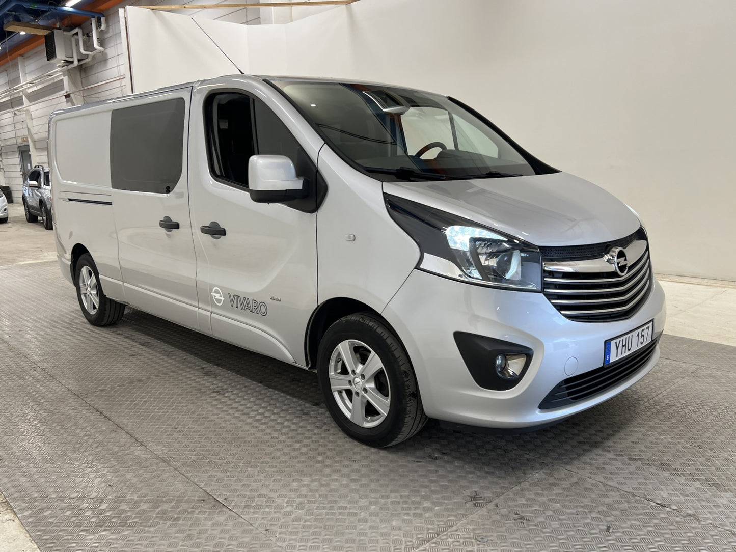 Opel Vivaro CrewVan L2 145hk Värmare Drag B-Kamera 6-Sits