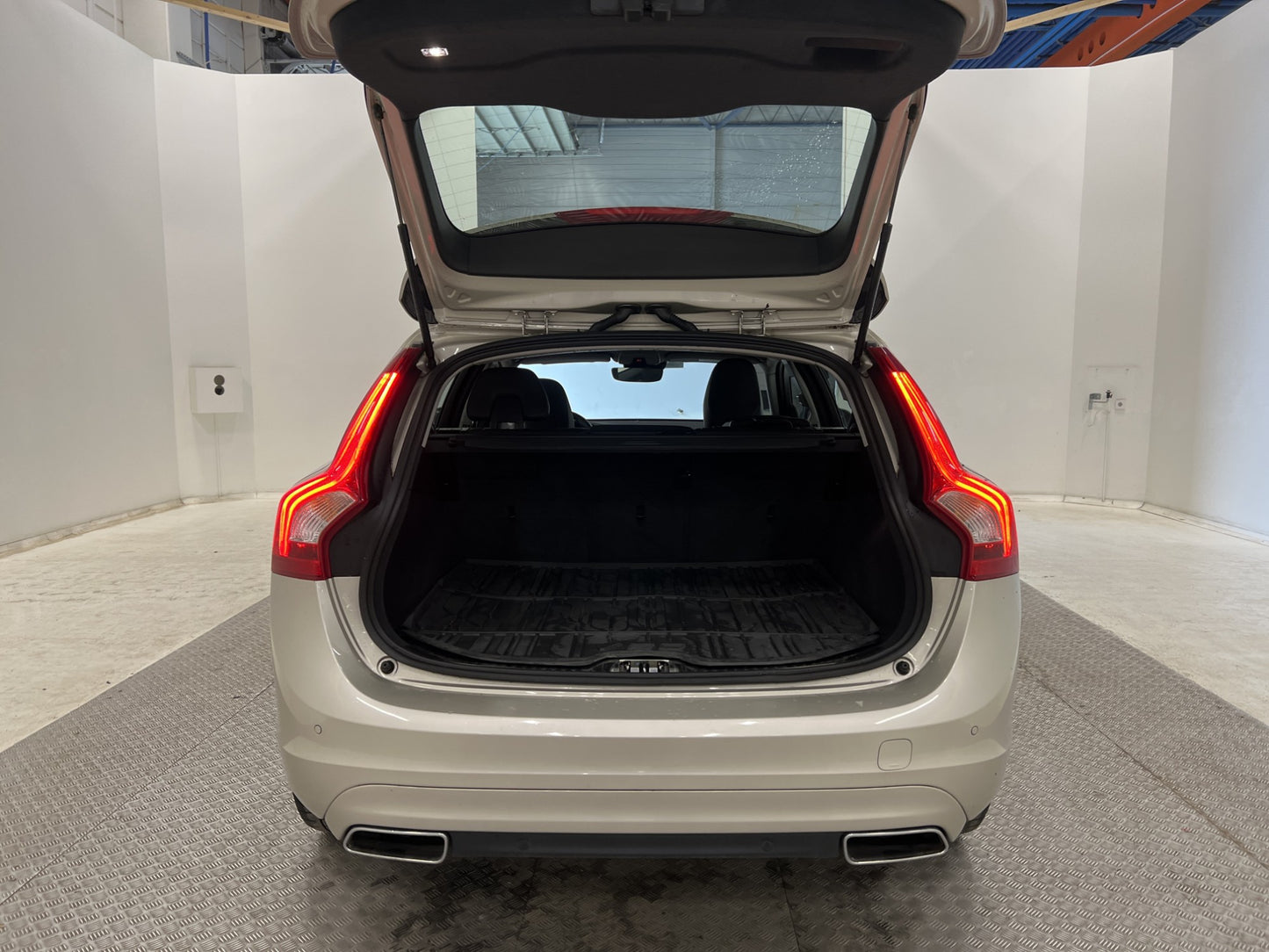 Volvo V60 D4 AWD 190hk Summum VOC Värmare Navi P-sensor