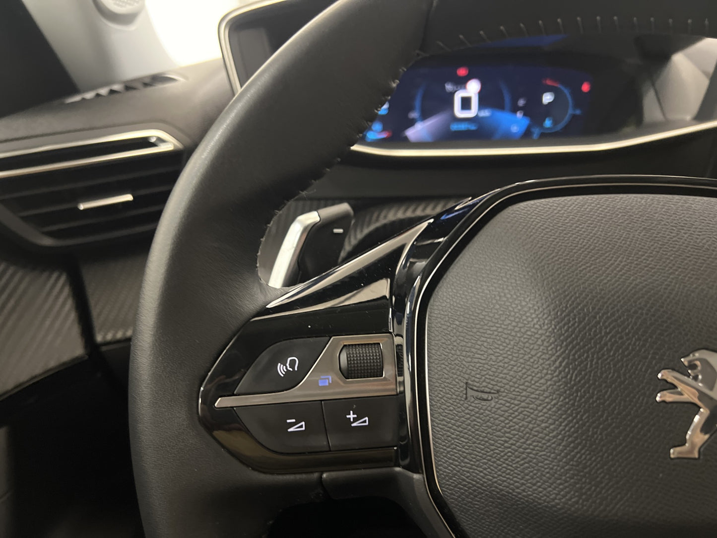 Peugeot 2008 PureTech 130hk Allure Cockpit Kamera Carplay