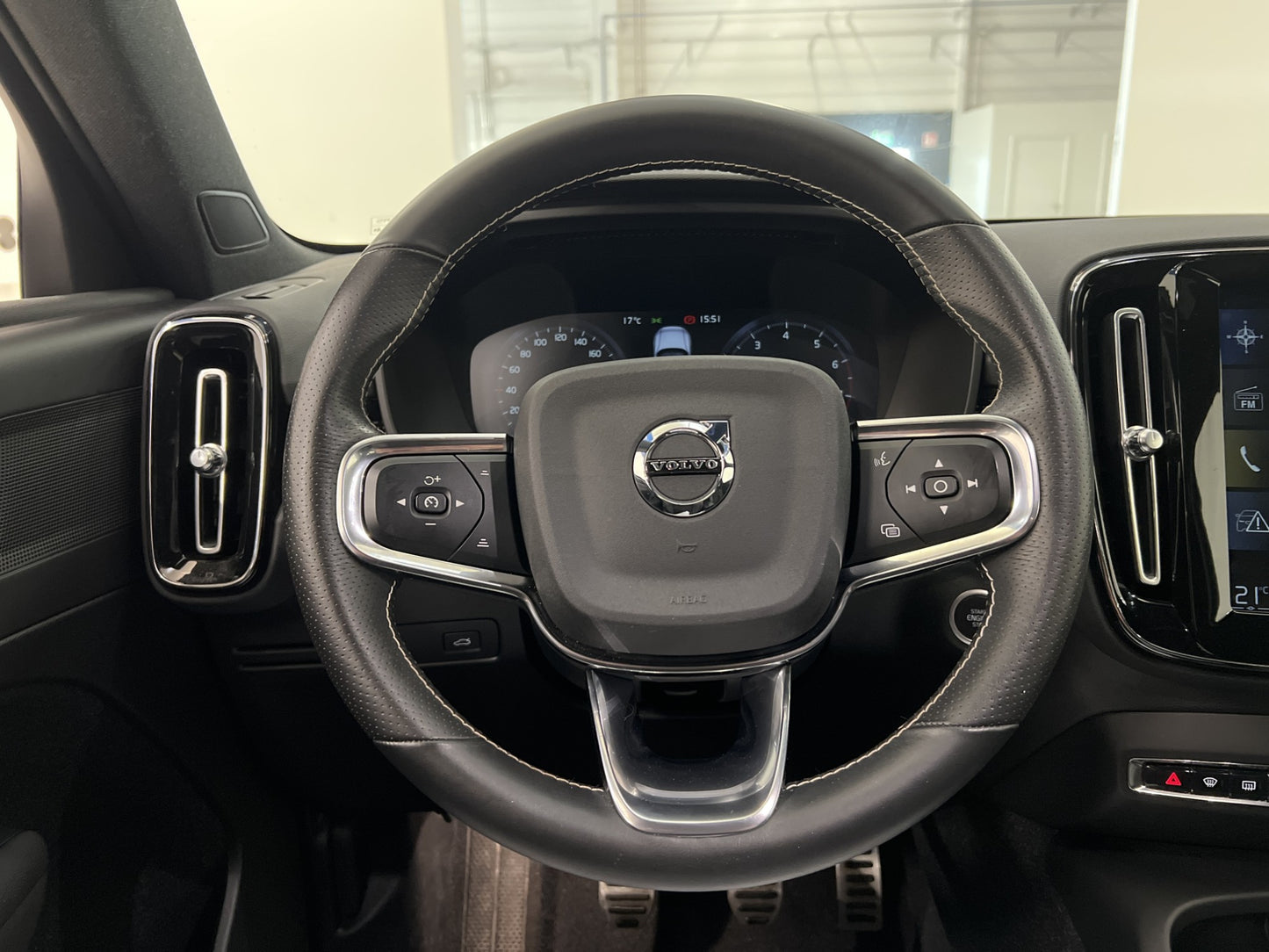 Volvo XC40 T2 129hk R-Design VOC Värmare Kamera Navi Carplay